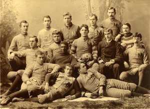 Portret grupy drużyny piłkarskiej Michigan Wolverines. 1890